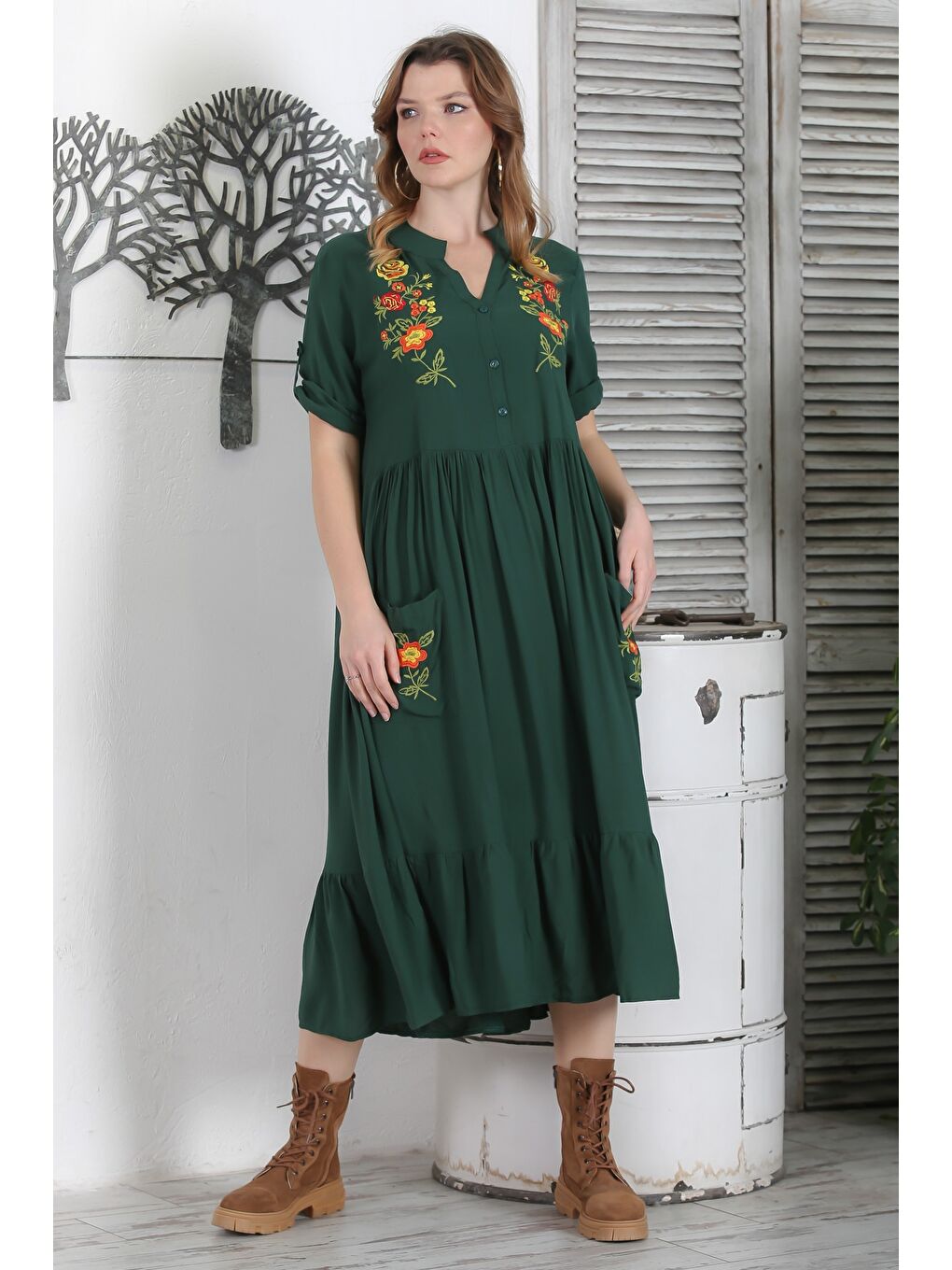 Koyu Yeşil Hakim Yaka Düğmeli 3/4 Kol Düğmeli Cepli Etek Ucu Fırfırlı Nakışlı Dokuma Elbise 134 54-6