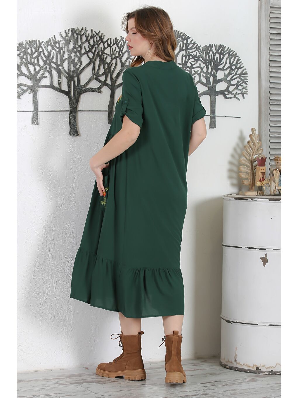 Koyu Yeşil Hakim Yaka Düğmeli 3/4 Kol Düğmeli Cepli Etek Ucu Fırfırlı Nakışlı Dokuma Elbise 134 54-7