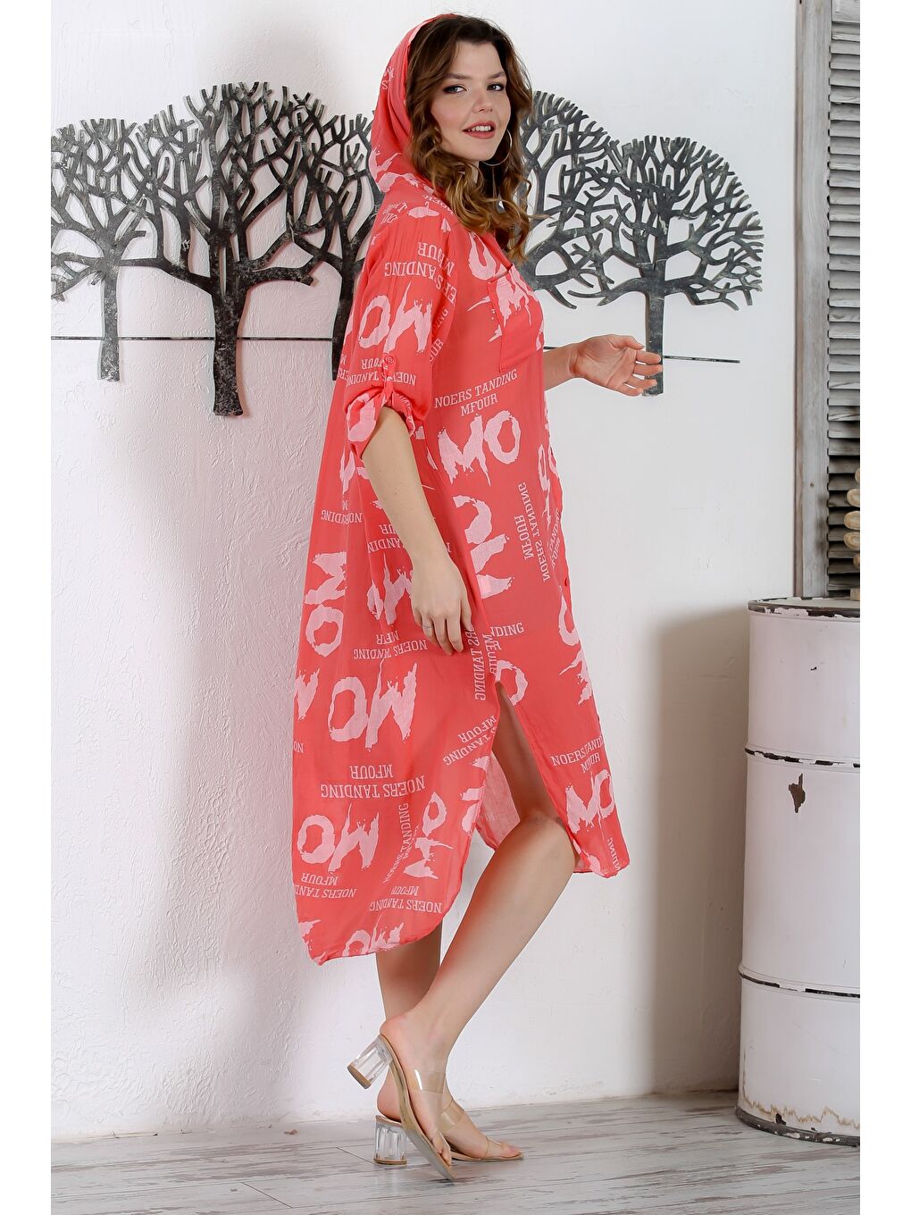 Kırmızı İtalyan Nar Rengi Kapüşonlu Düğmeli Uzun Kollu Çift Cepli Allover Baskılı Dokuma Elbise 130 65-1