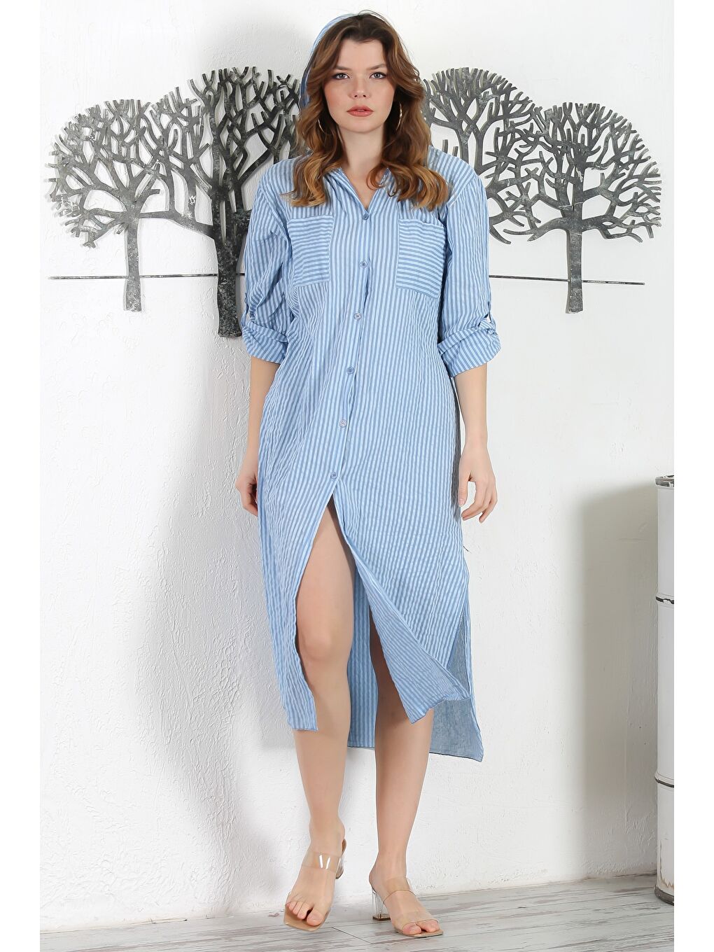 İtalyan Beyaz Mavi Kapüşonlu Düğmeli Uzun Kollu Çizgili Çift Cepli Yırtmaçlı Dokuma Elbise 130 65