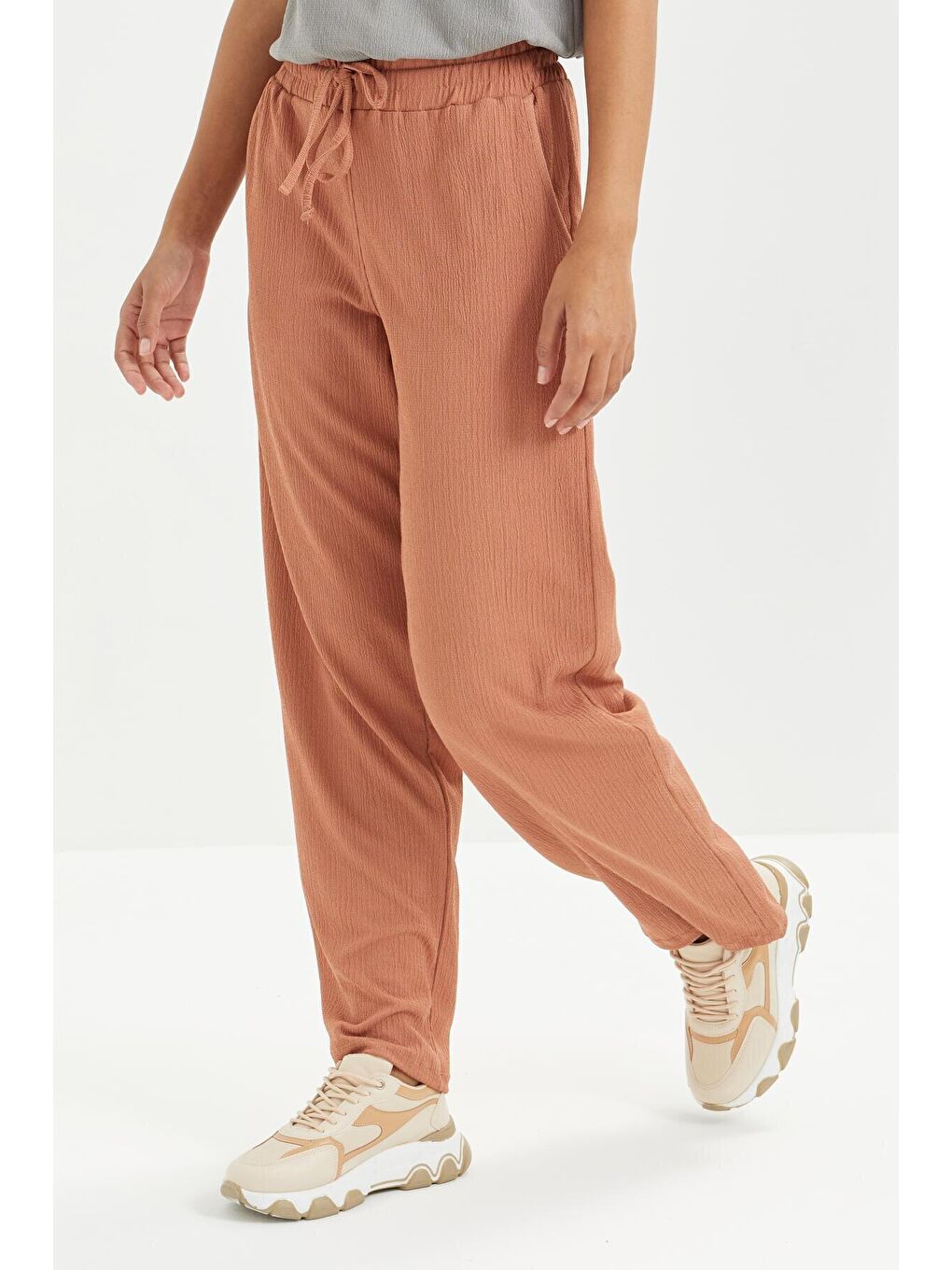 Kahverengi Tarçın Bel Büzgülü Bağcıklı Klasik Paça Bürümcük Kumaş Kadın Eşofman Alt  - 94619-1