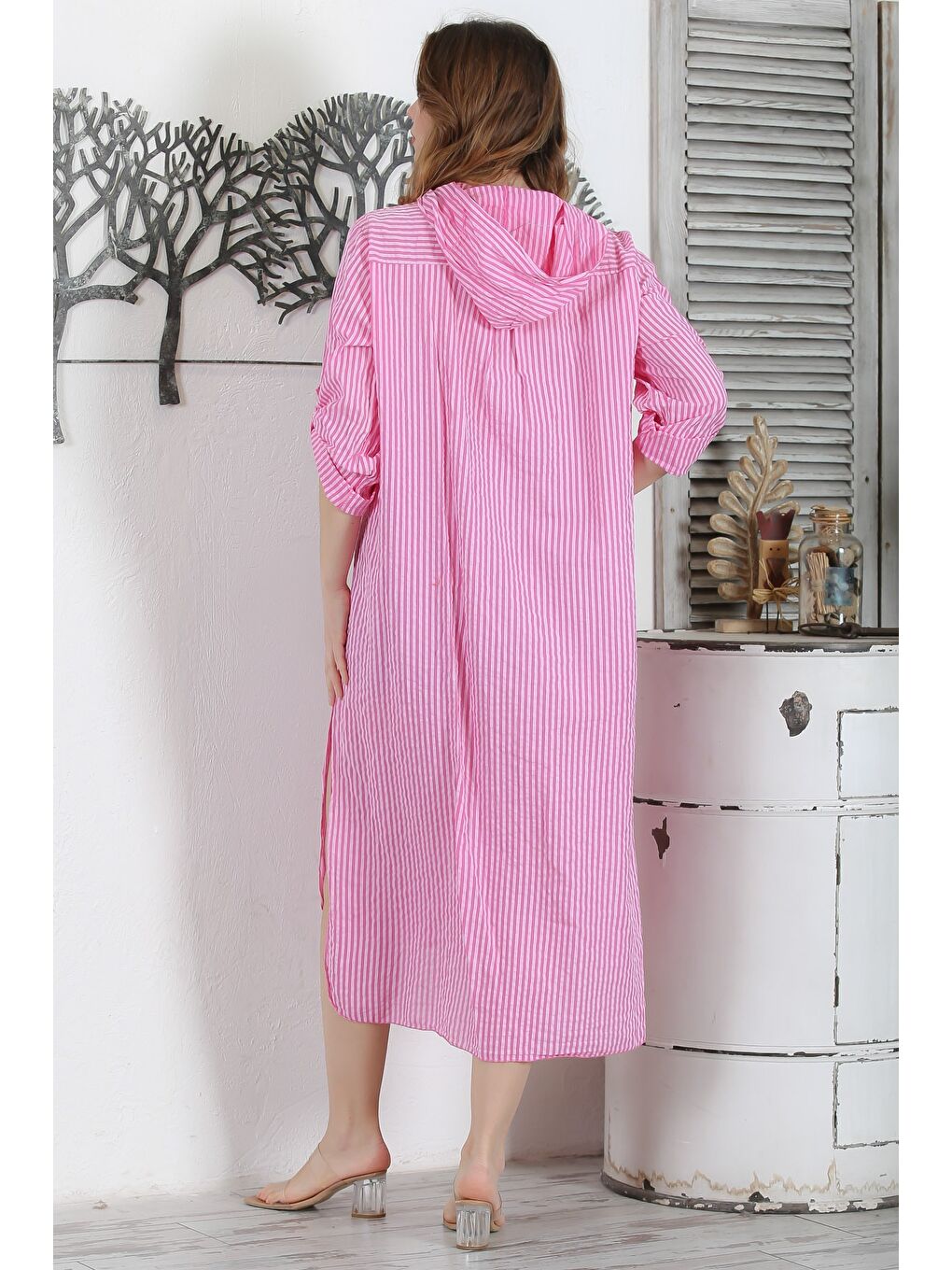 İtalyan Beyaz Pembe Kapüşonlu Düğmeli Uzun Kollu Çizgili Çift Cepli Yırtmaçlı Dokuma Elbise 130 65-7