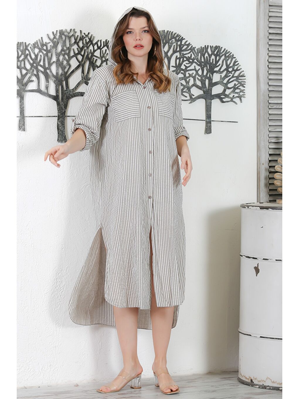 Kahverengi İtalyan Açık Kahve Kapüşonlu Düğmeli Uzun Kollu Çizgili Çift Cepli Yırtmaçlı Dokuma Elbise 130 65