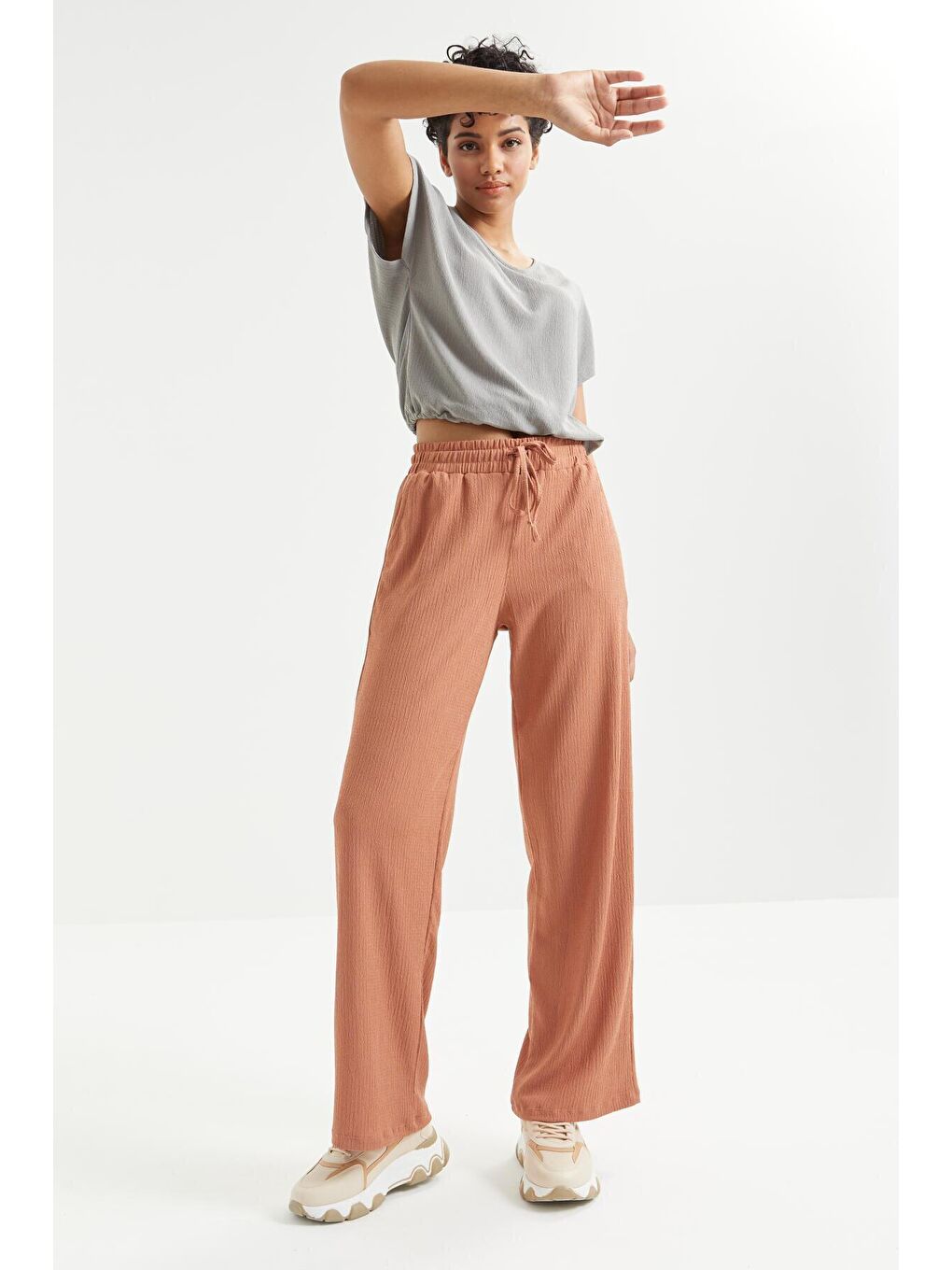 Kahverengi Tarçın Bel Büzgülü Bağcıklı Klasik Paça Bürümcük Kumaş Kadın Eşofman Alt  - 94619-2