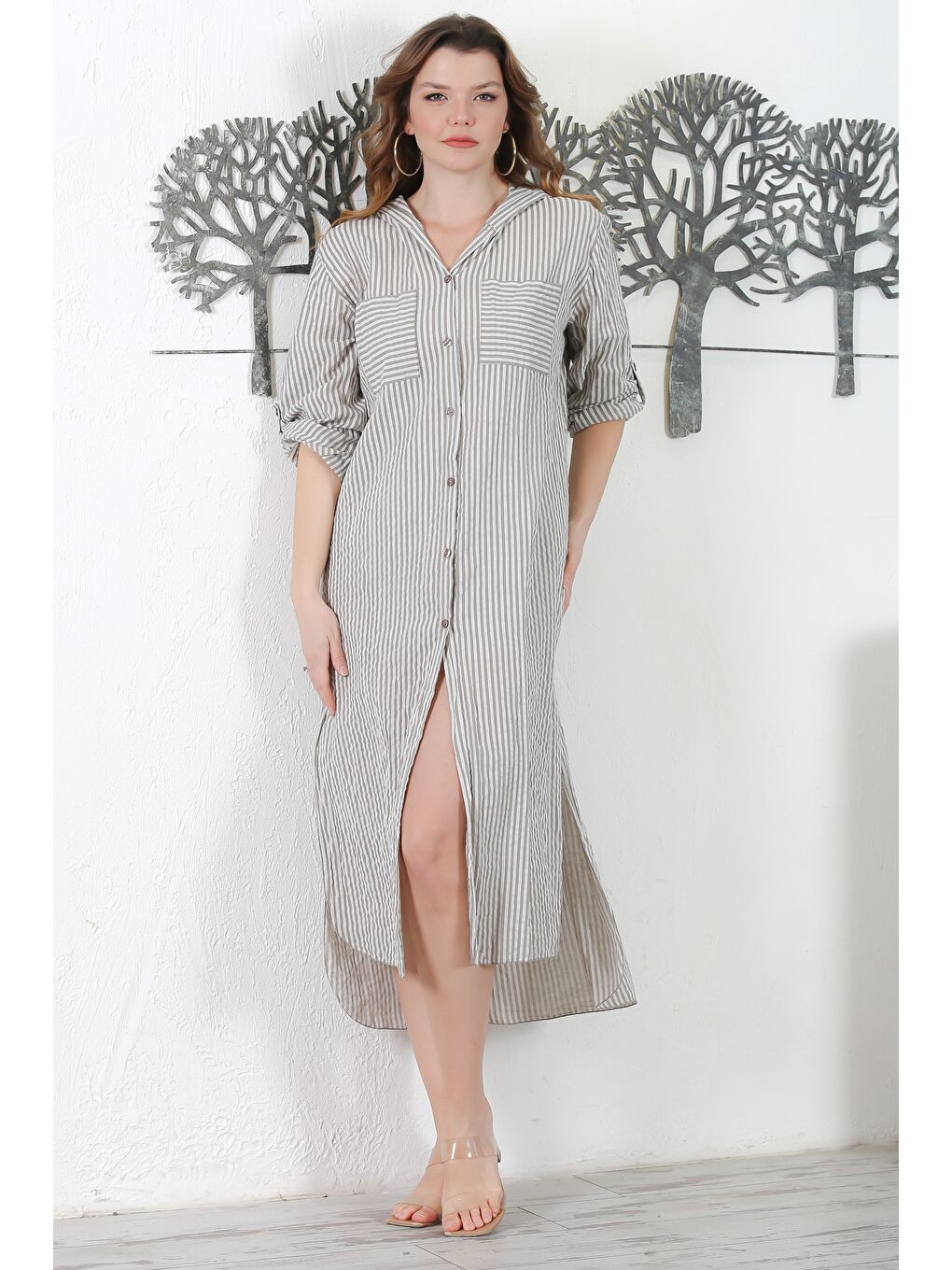 Kahverengi İtalyan Açık Kahve Kapüşonlu Düğmeli Uzun Kollu Çizgili Çift Cepli Yırtmaçlı Dokuma Elbise 130 65-1