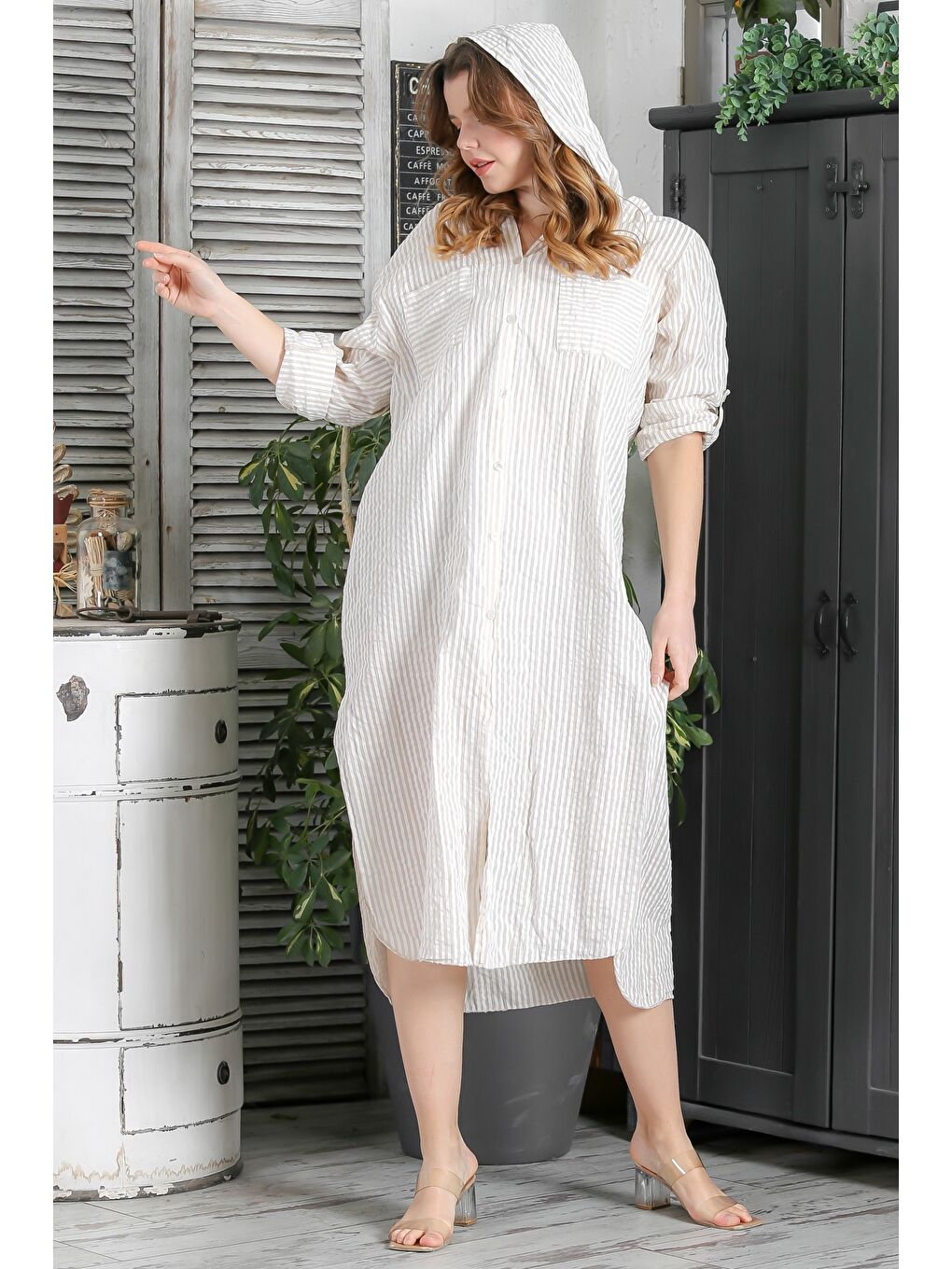 İtalyan Beyaz Bej Kapüşonlu Düğmeli Uzun Kollu Çizgili Çift Cepli Yırtmaçlı Dokuma Elbise 130 65
