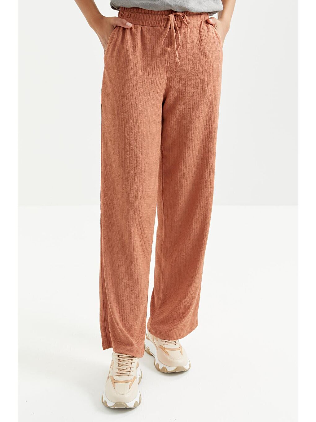 Kahverengi Tarçın Bel Büzgülü Bağcıklı Klasik Paça Bürümcük Kumaş Kadın Eşofman Alt  - 94619-3