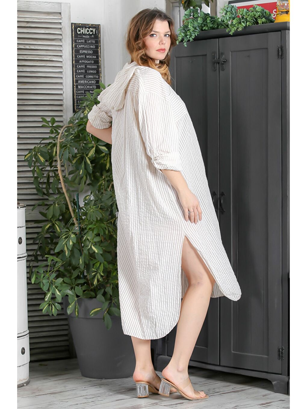 İtalyan Beyaz Bej Kapüşonlu Düğmeli Uzun Kollu Çizgili Çift Cepli Yırtmaçlı Dokuma Elbise 130 65-7
