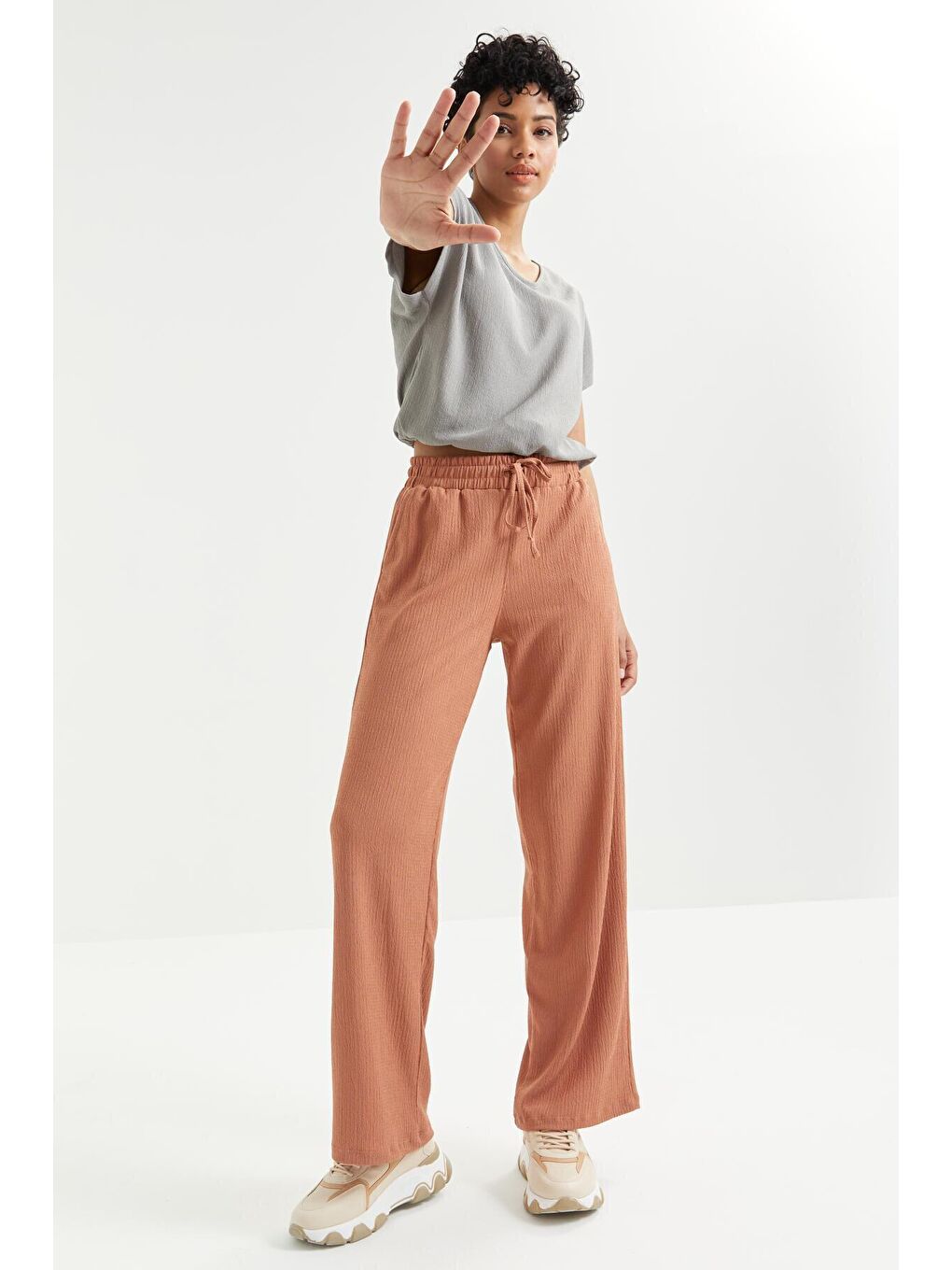 Kahverengi Tarçın Bel Büzgülü Bağcıklı Klasik Paça Bürümcük Kumaş Kadın Eşofman Alt  - 94619-4