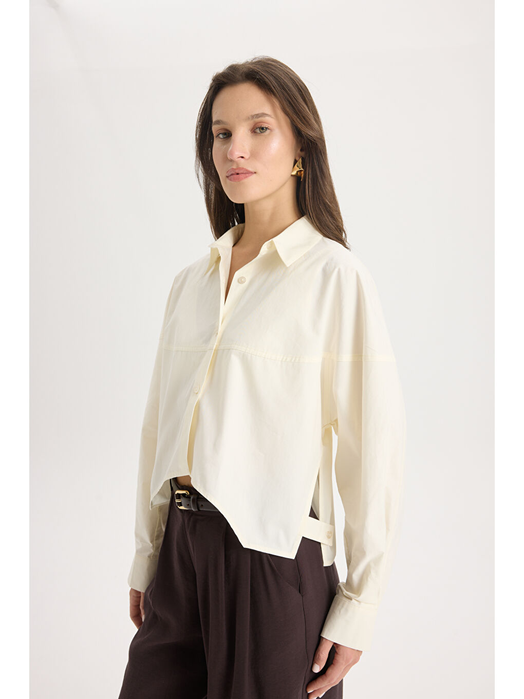 Numen Yırtmaç Detay Ekru Kısa Gömlek