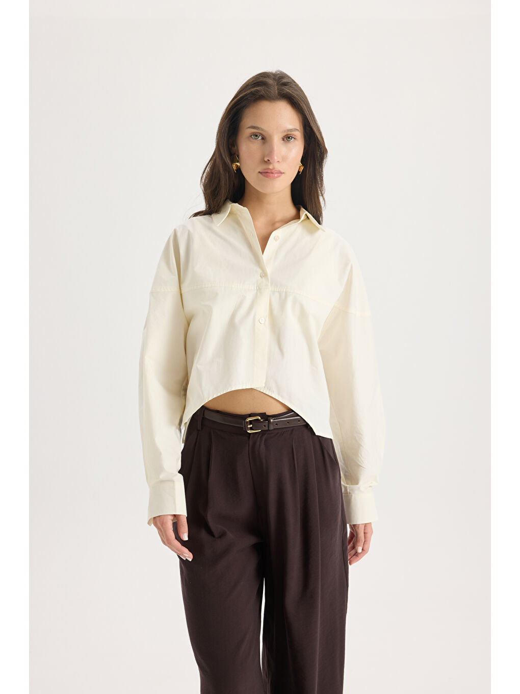 Numen Yırtmaç Detay Ekru Kısa Gömlek-2