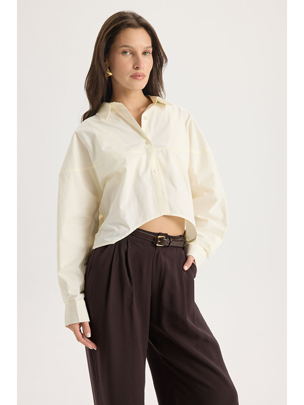 Numen Yırtmaç Detay Ekru Kısa Gömlek-3