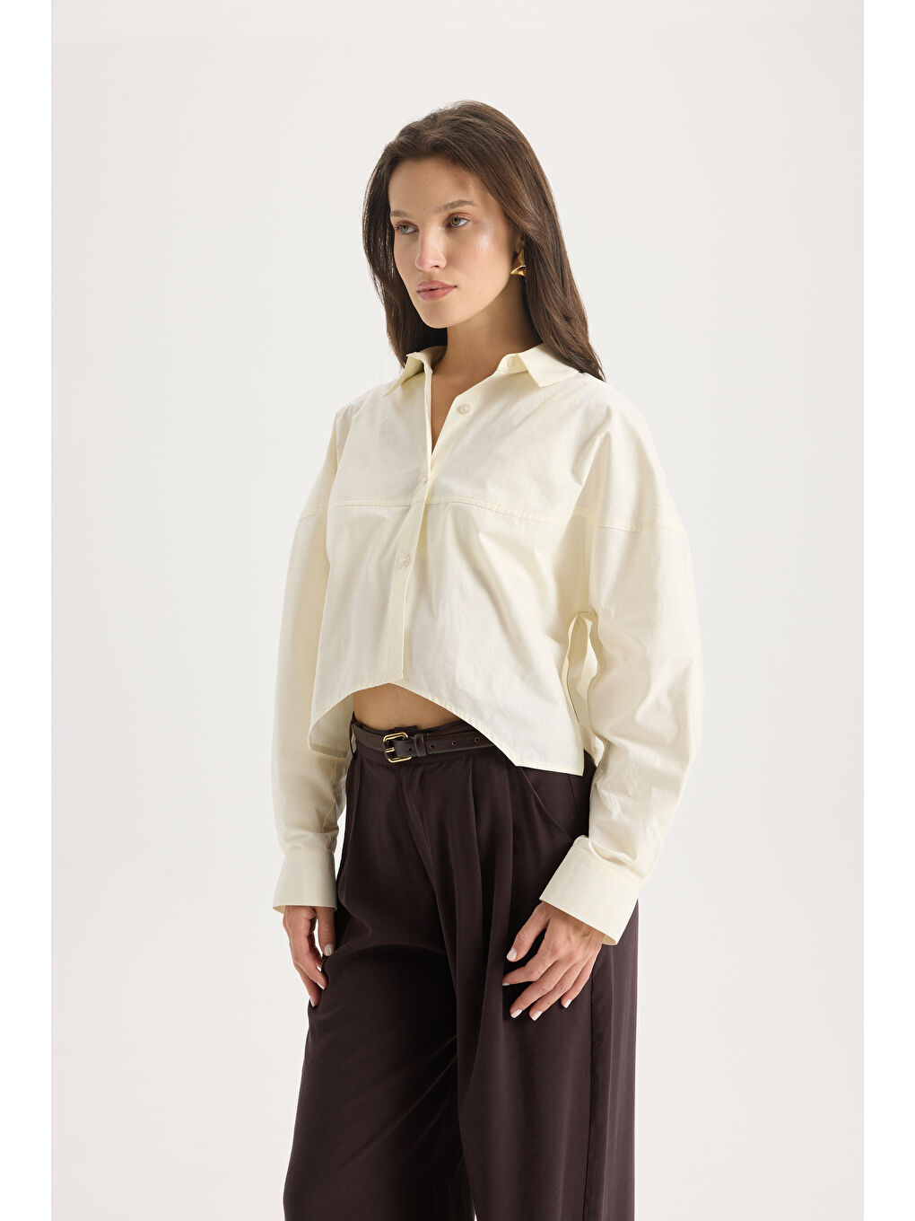 Numen Yırtmaç Detay Ekru Kısa Gömlek-5