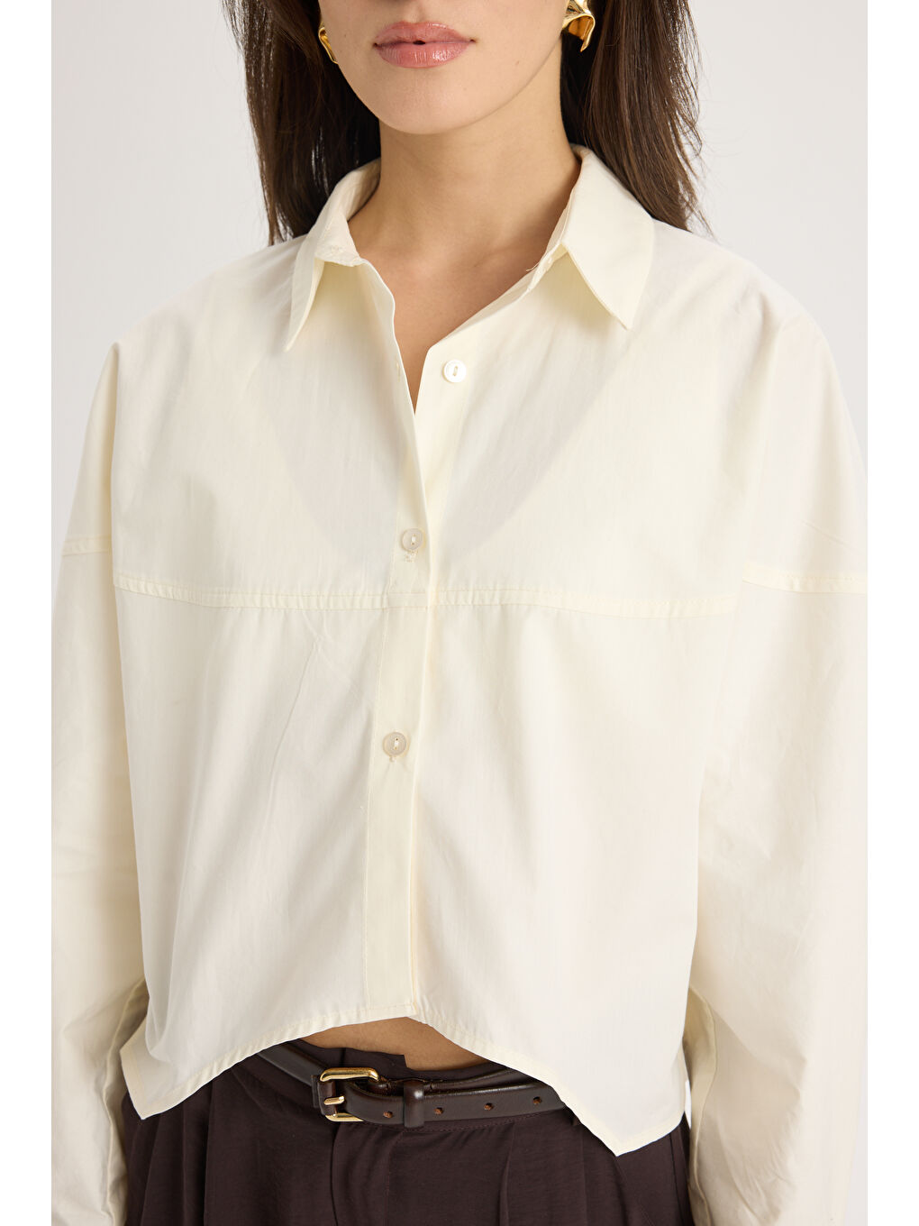 Numen Yırtmaç Detay Ekru Kısa Gömlek-6