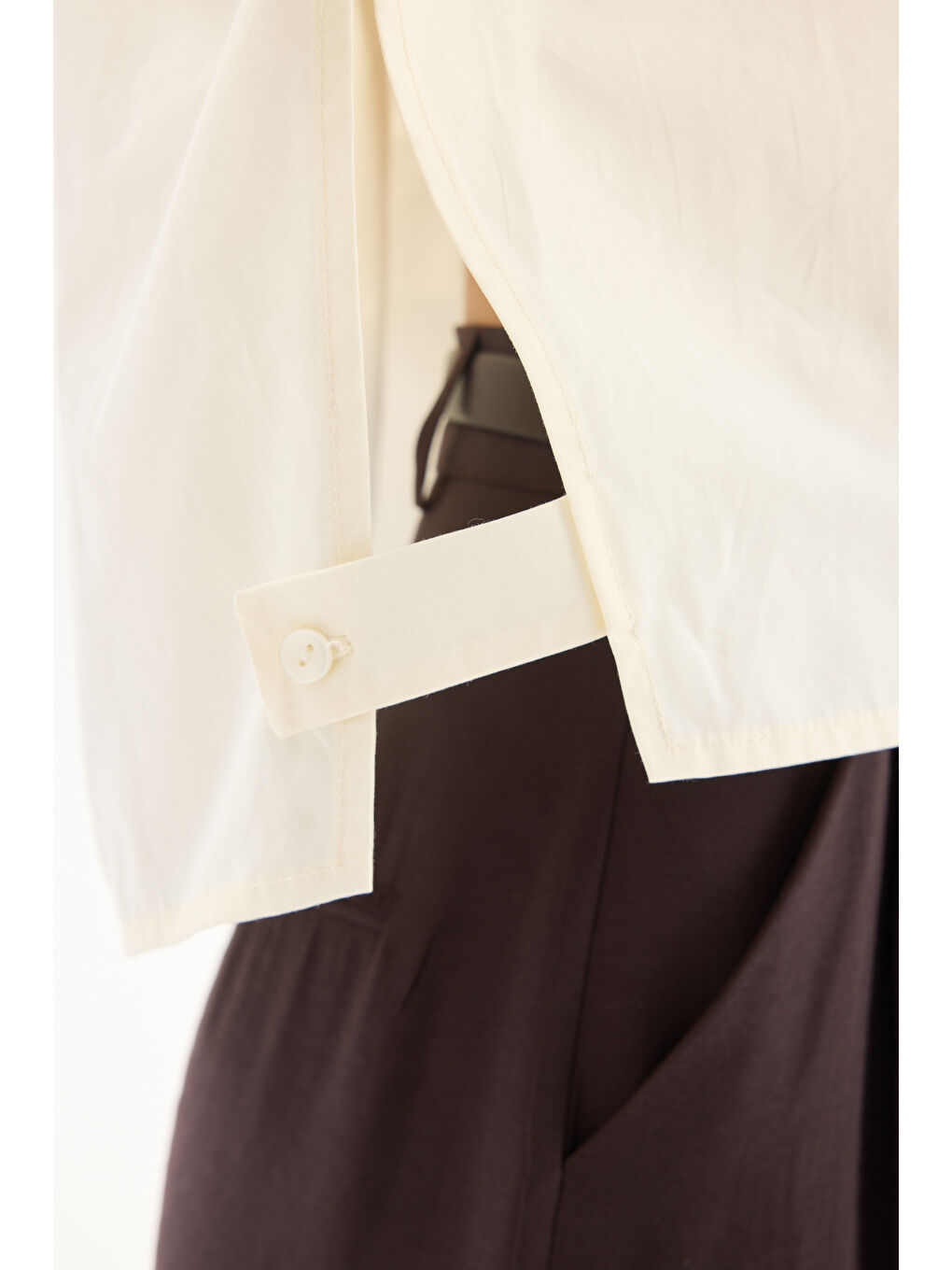 Numen Yırtmaç Detay Ekru Kısa Gömlek-7