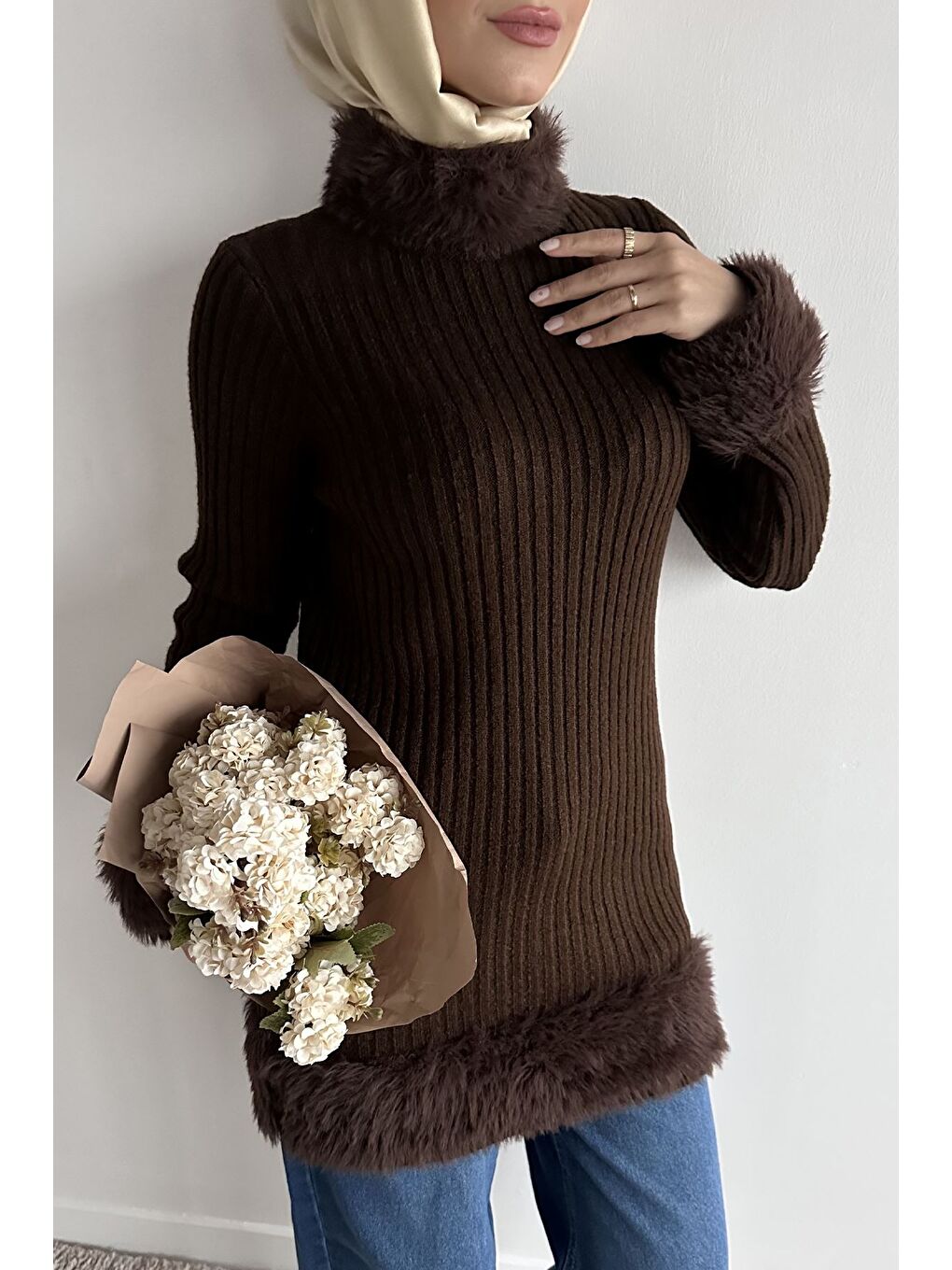 Kahverengi Gülseli Pelüş Detaylı Kendinden Çizgi Desenli Tesettür Triko Tunik-3