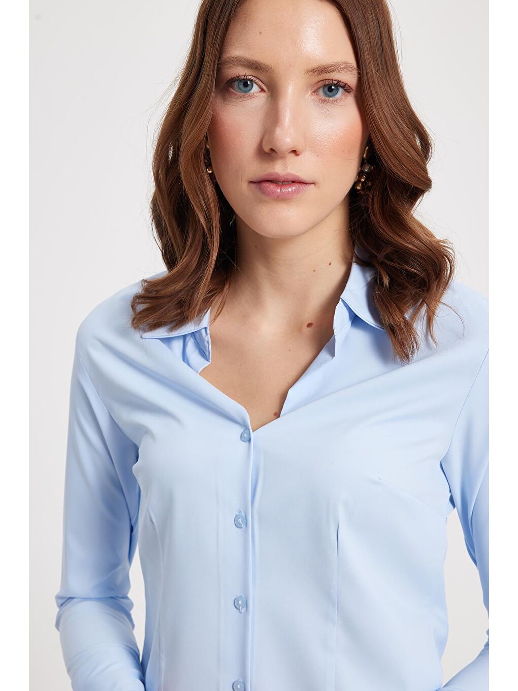 Kadın Slim Fit Dar Kesim Pensli Vucüda Oturan Klasik Yaka Uzun Kollu Elastanlı Mavi Gömlek