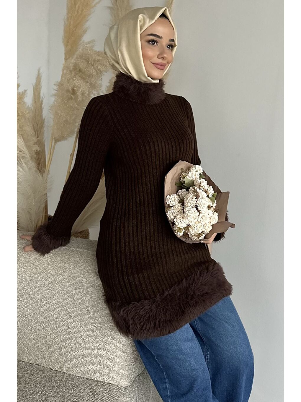 Kahverengi Gülseli Pelüş Detaylı Kendinden Çizgi Desenli Tesettür Triko Tunik-5