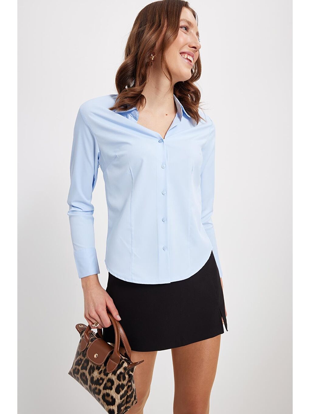 Kadın Slim Fit Dar Kesim Pensli Vucüda Oturan Klasik Yaka Uzun Kollu Elastanlı Mavi Gömlek-1
