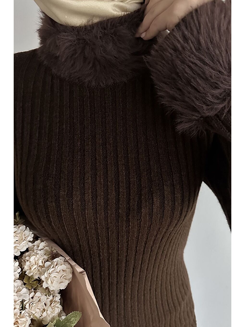 Kahverengi Gülseli Pelüş Detaylı Kendinden Çizgi Desenli Tesettür Triko Tunik-7