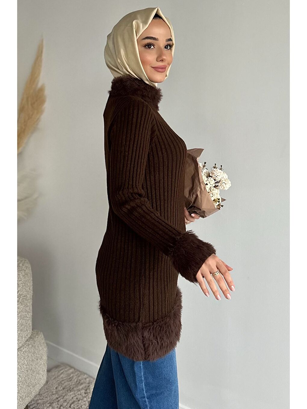 Kahverengi Gülseli Pelüş Detaylı Kendinden Çizgi Desenli Tesettür Triko Tunik-9