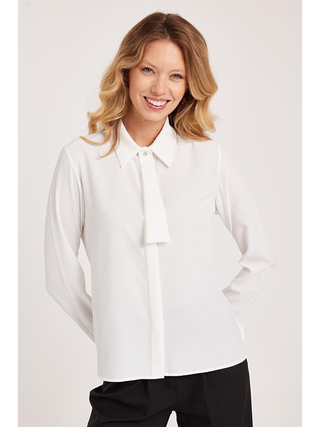 Kadın Standart Fit Normal Kesim Fiyonklu Beyaz Gömlek-1