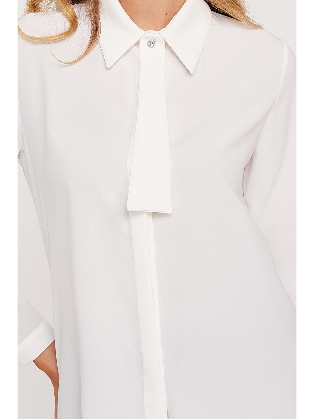 Kadın Standart Fit Normal Kesim Fiyonklu Beyaz Gömlek-2