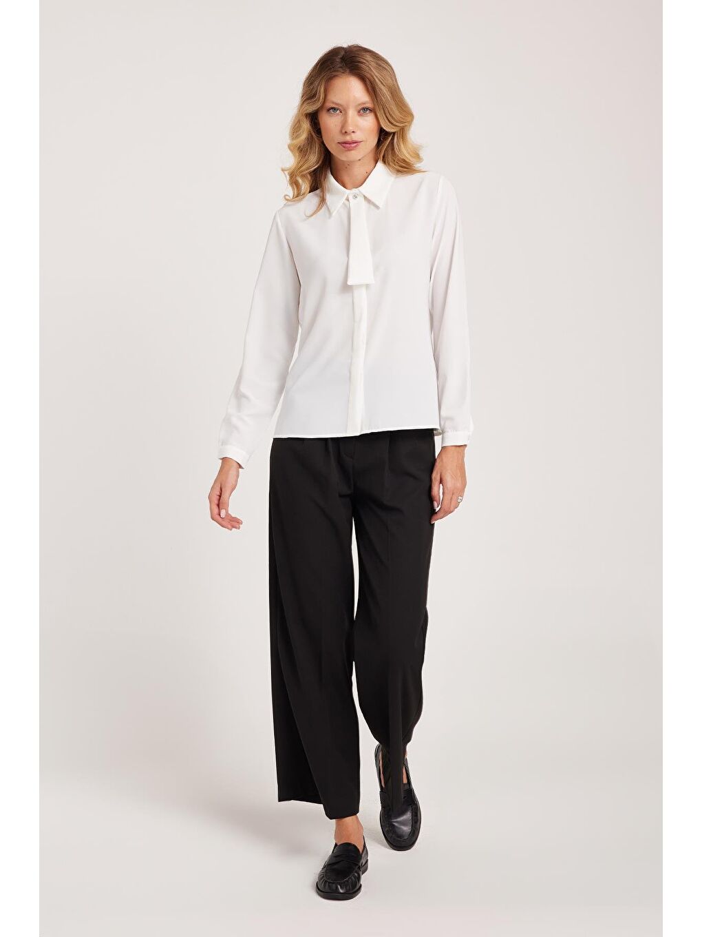 Kadın Standart Fit Normal Kesim Fiyonklu Beyaz Gömlek-3