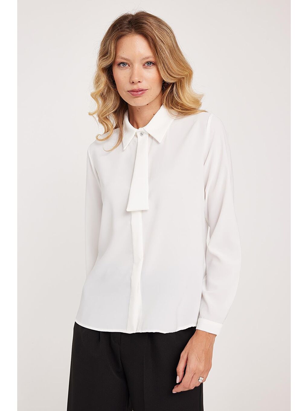 Kadın Standart Fit Normal Kesim Fiyonklu Beyaz Gömlek-4