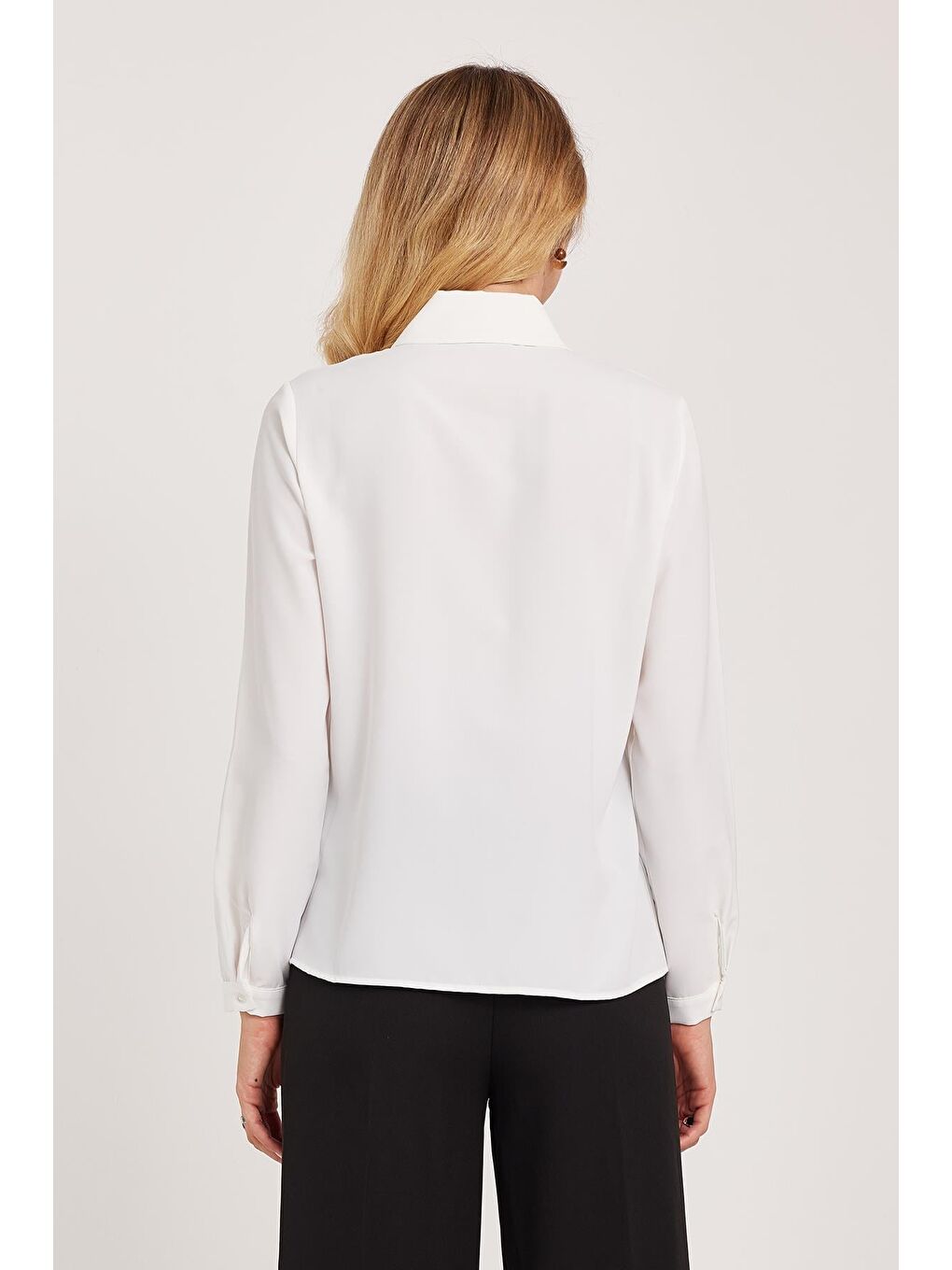 Kadın Standart Fit Normal Kesim Fiyonklu Beyaz Gömlek-6