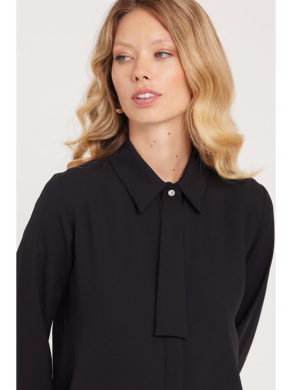 Kadın Standart Fit Normal Kesim Fiyonklu Siyah Gömlek