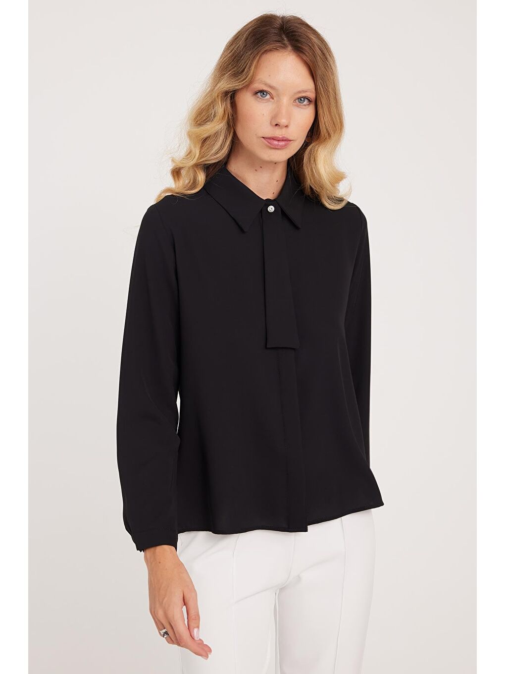 Kadın Standart Fit Normal Kesim Fiyonklu Siyah Gömlek-1