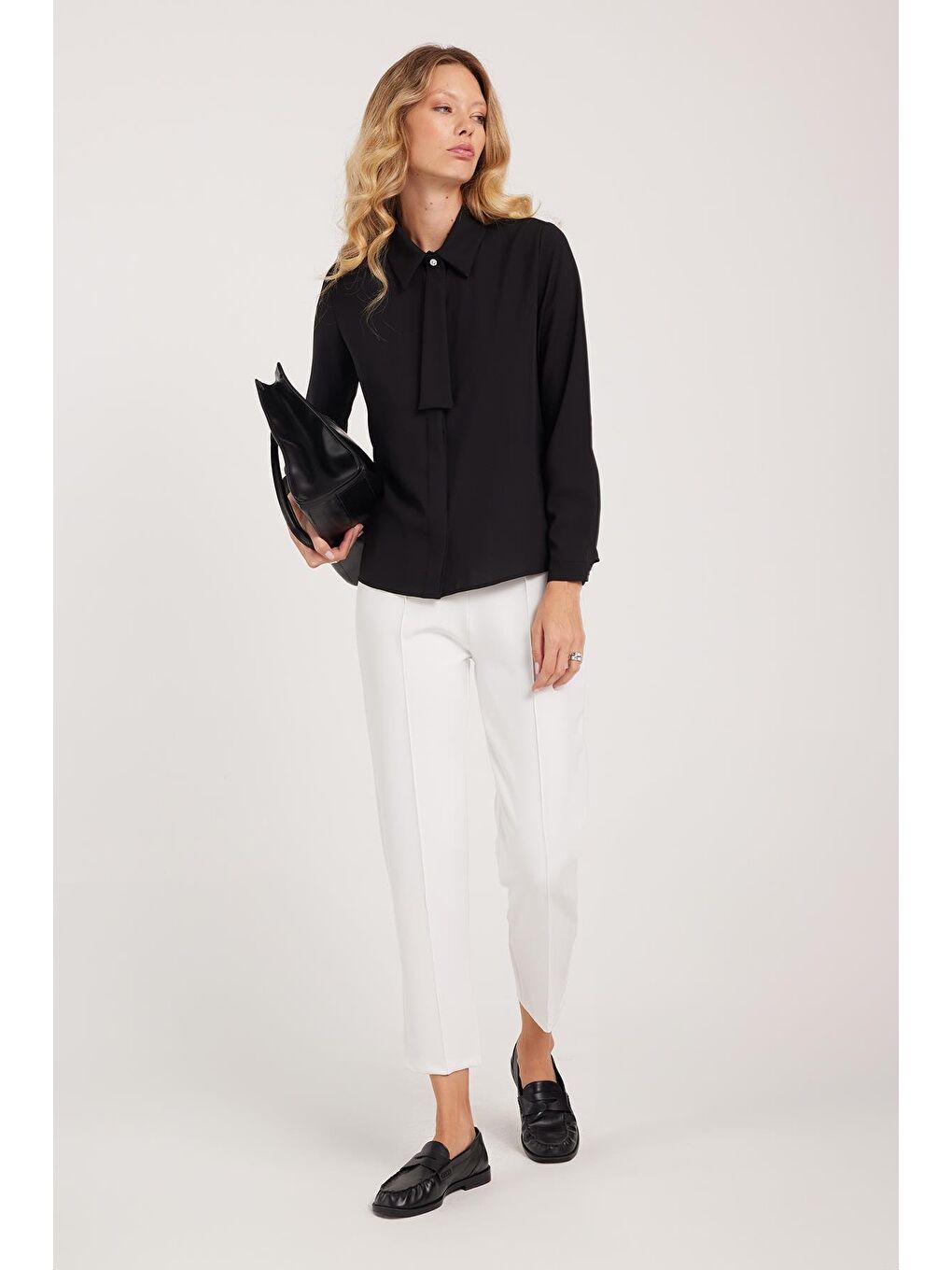 Kadın Standart Fit Normal Kesim Fiyonklu Siyah Gömlek-2