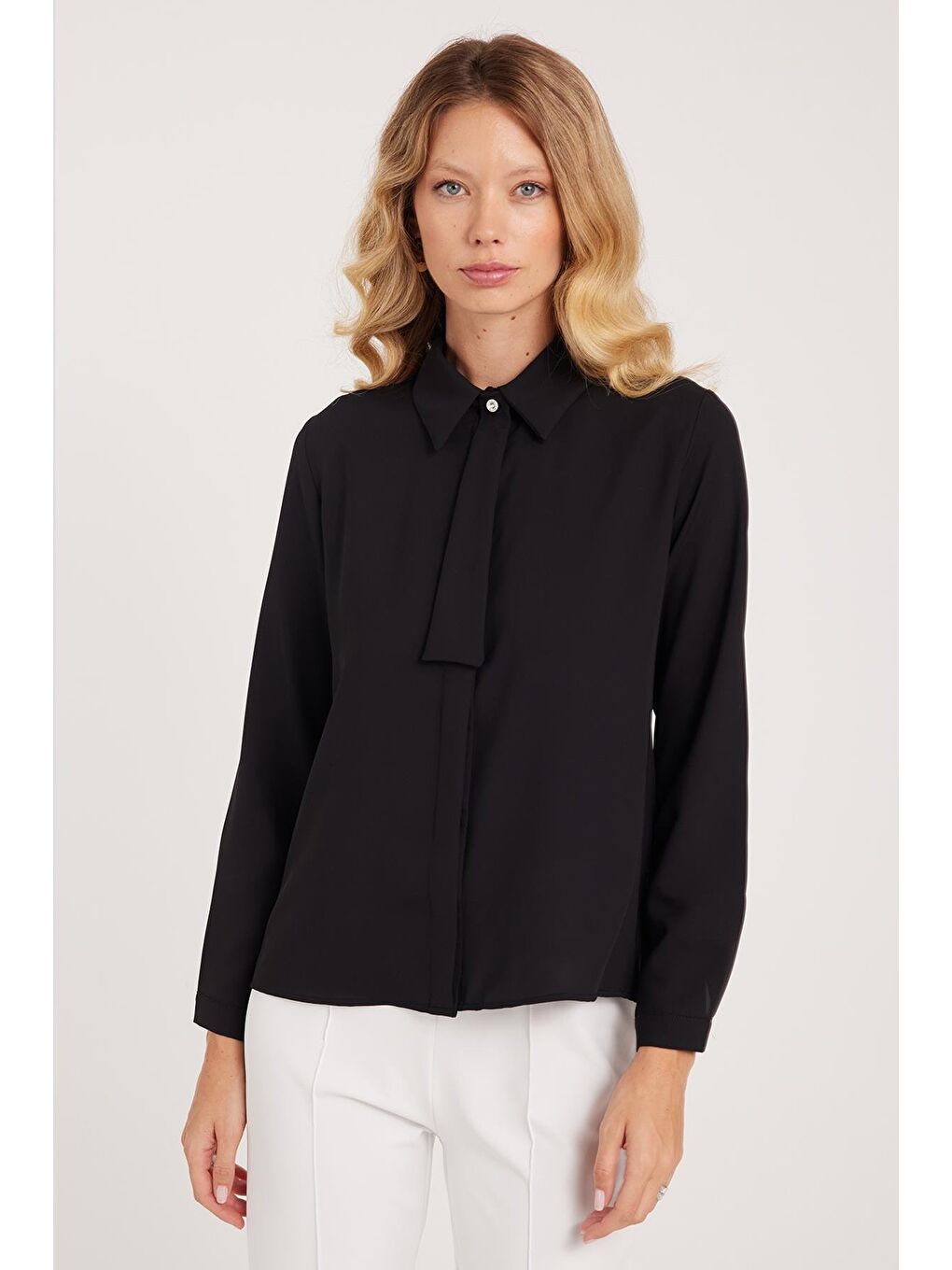 Kadın Standart Fit Normal Kesim Fiyonklu Siyah Gömlek-3