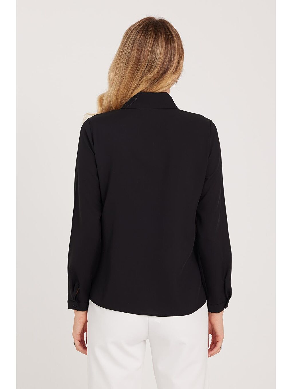 Kadın Standart Fit Normal Kesim Fiyonklu Siyah Gömlek-5