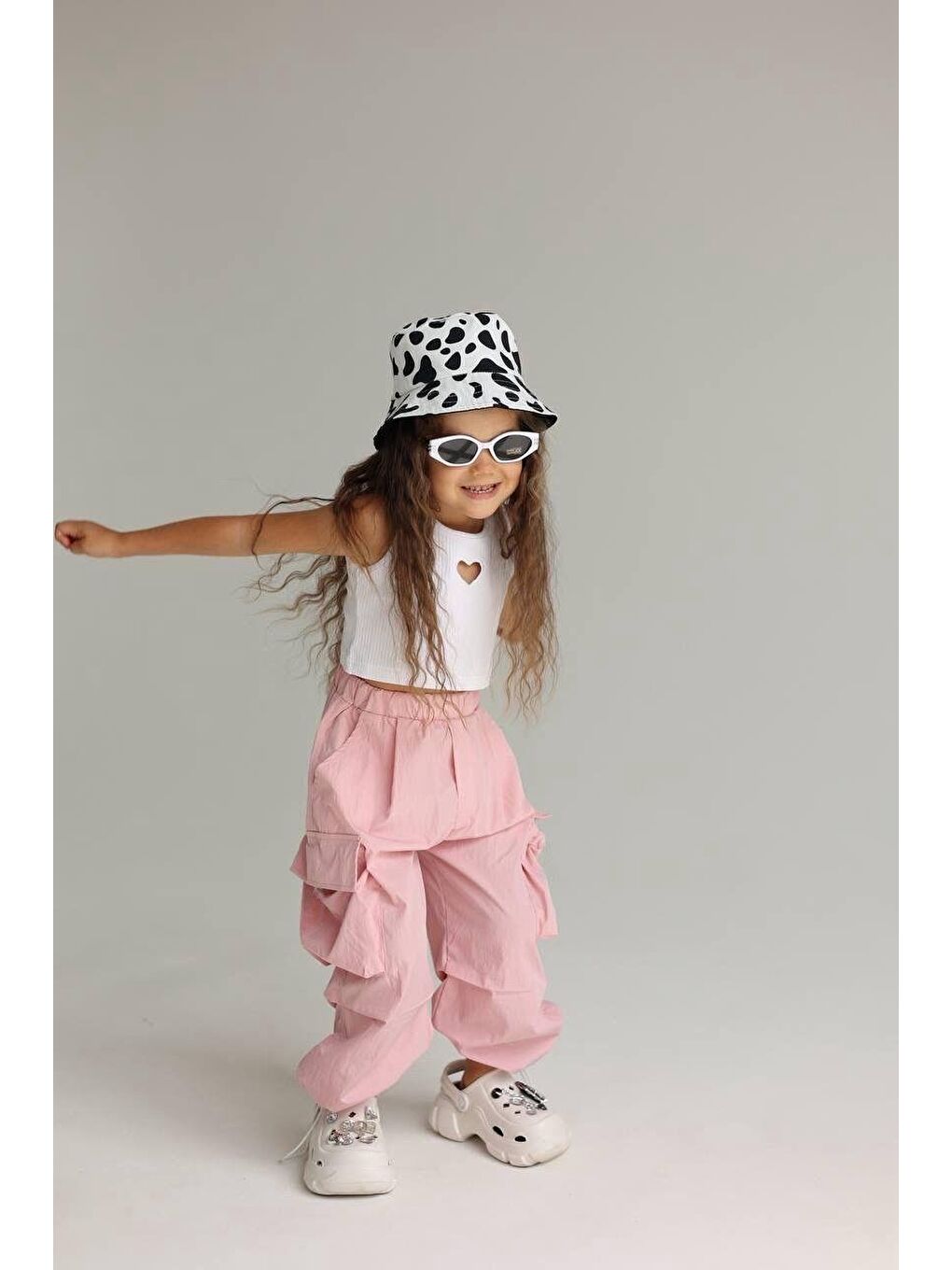 Karışık Kız Çocuk Pamuklu Pembe Cepli Kargo Pantolonlu Takım - Kalp Detaylı Crop Atlet