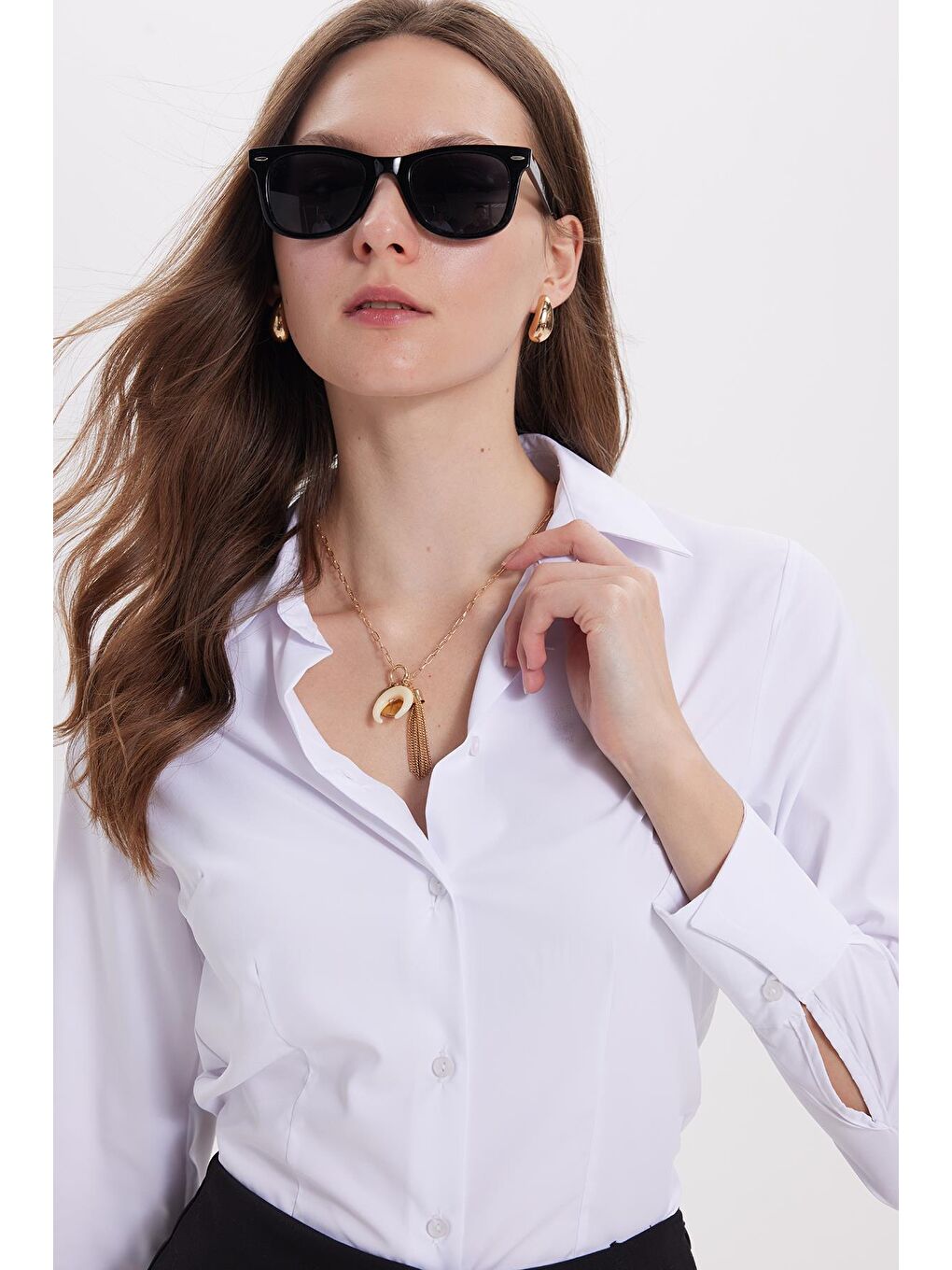 Kadın Slim Fit Dar Kesim Pensli Vucüda Oturan Klasik Yaka Uzun Kollu Elastanlı Beyaz Gömlek