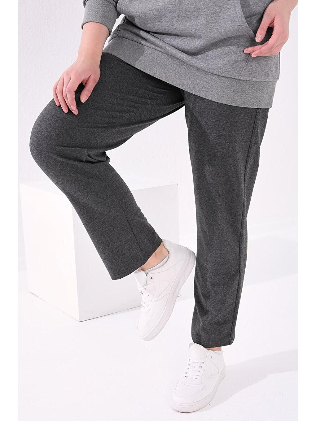 Antrasit Klasik Paça Taş Detaylı Kadın Büyük Beden Eşofman Alt - 94040-2