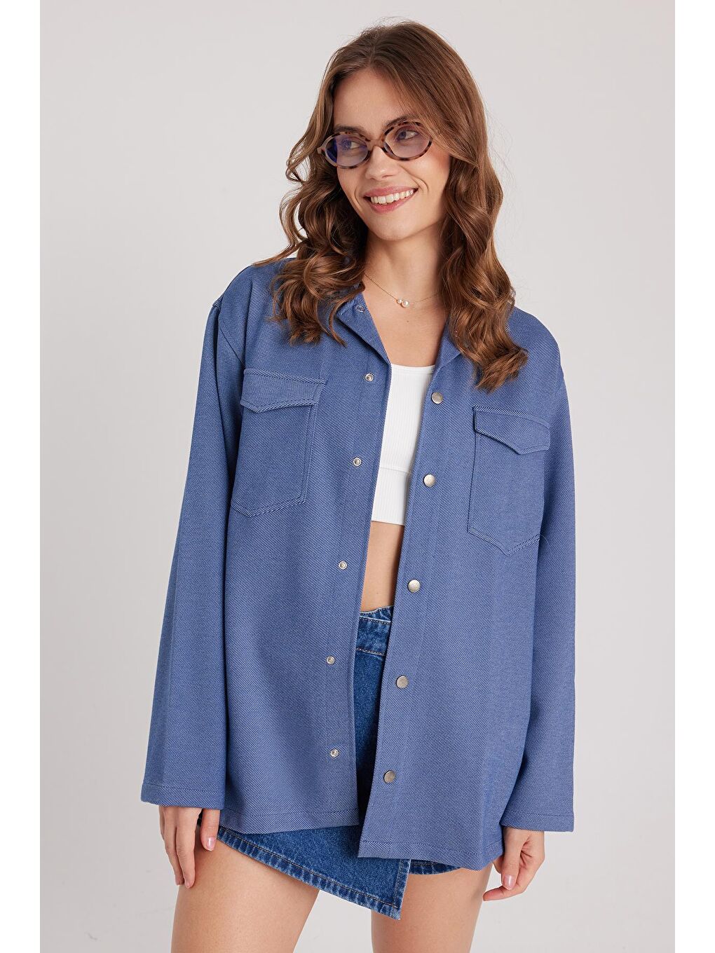 Kadın Relax Fit Rahat Kesim Çift Cepli Örme İndigo Apaş Yaka Gömlek-4