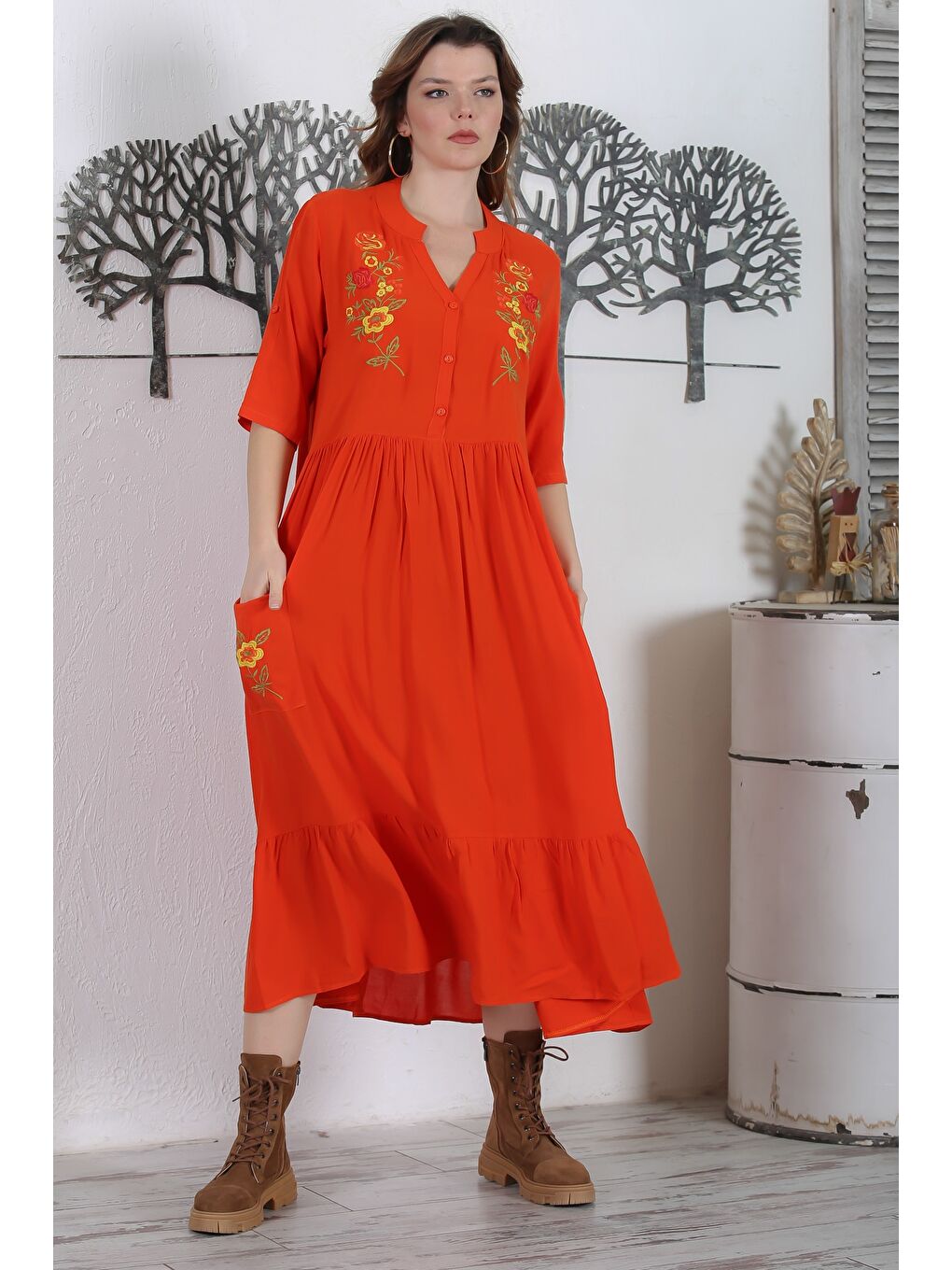 Kırmızı Narçiçeği Hakim Yaka Düğmeli 3/4 Kol Düğmeli Cepli Etek Ucu Fırfırlı Nakışlı Dokuma Elbise 134 54-1