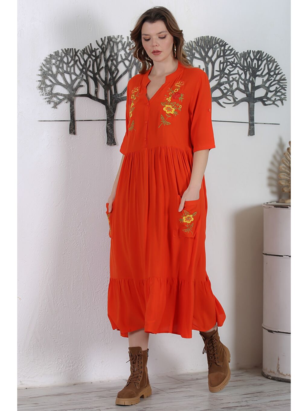 Kırmızı Narçiçeği Hakim Yaka Düğmeli 3/4 Kol Düğmeli Cepli Etek Ucu Fırfırlı Nakışlı Dokuma Elbise 134 54-2