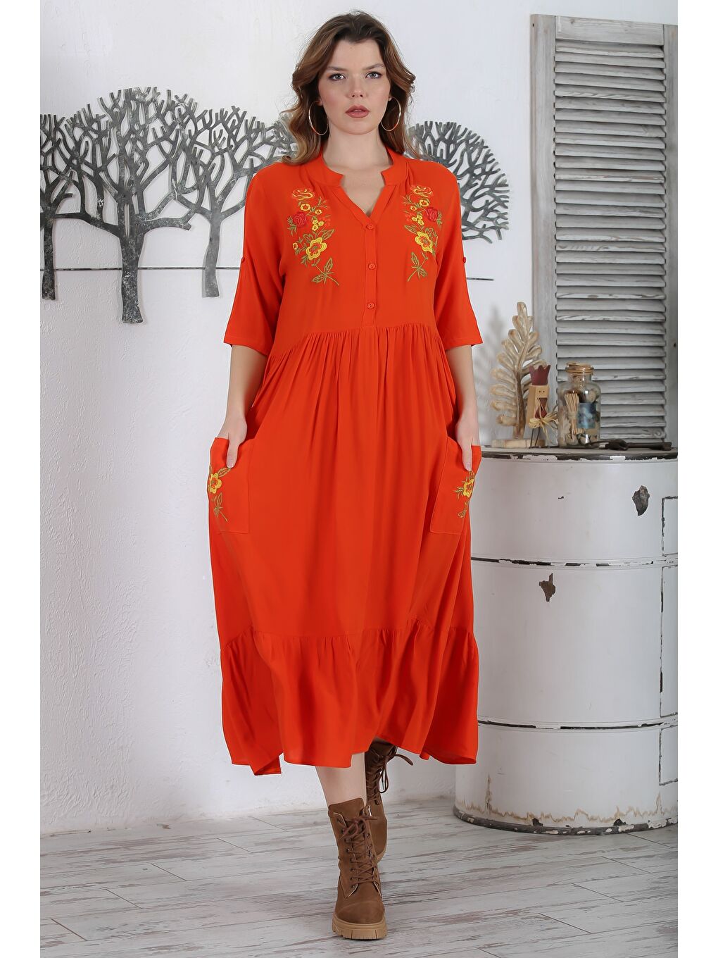 Kırmızı Narçiçeği Hakim Yaka Düğmeli 3/4 Kol Düğmeli Cepli Etek Ucu Fırfırlı Nakışlı Dokuma Elbise 134 54-3