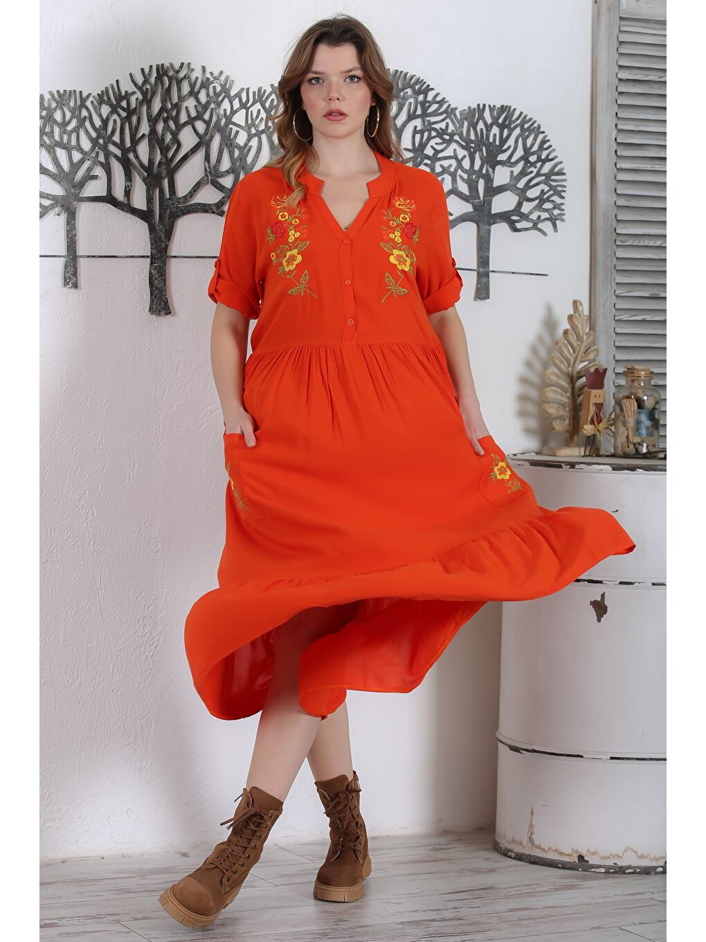 Kırmızı Narçiçeği Hakim Yaka Düğmeli 3/4 Kol Düğmeli Cepli Etek Ucu Fırfırlı Nakışlı Dokuma Elbise 134 54-4