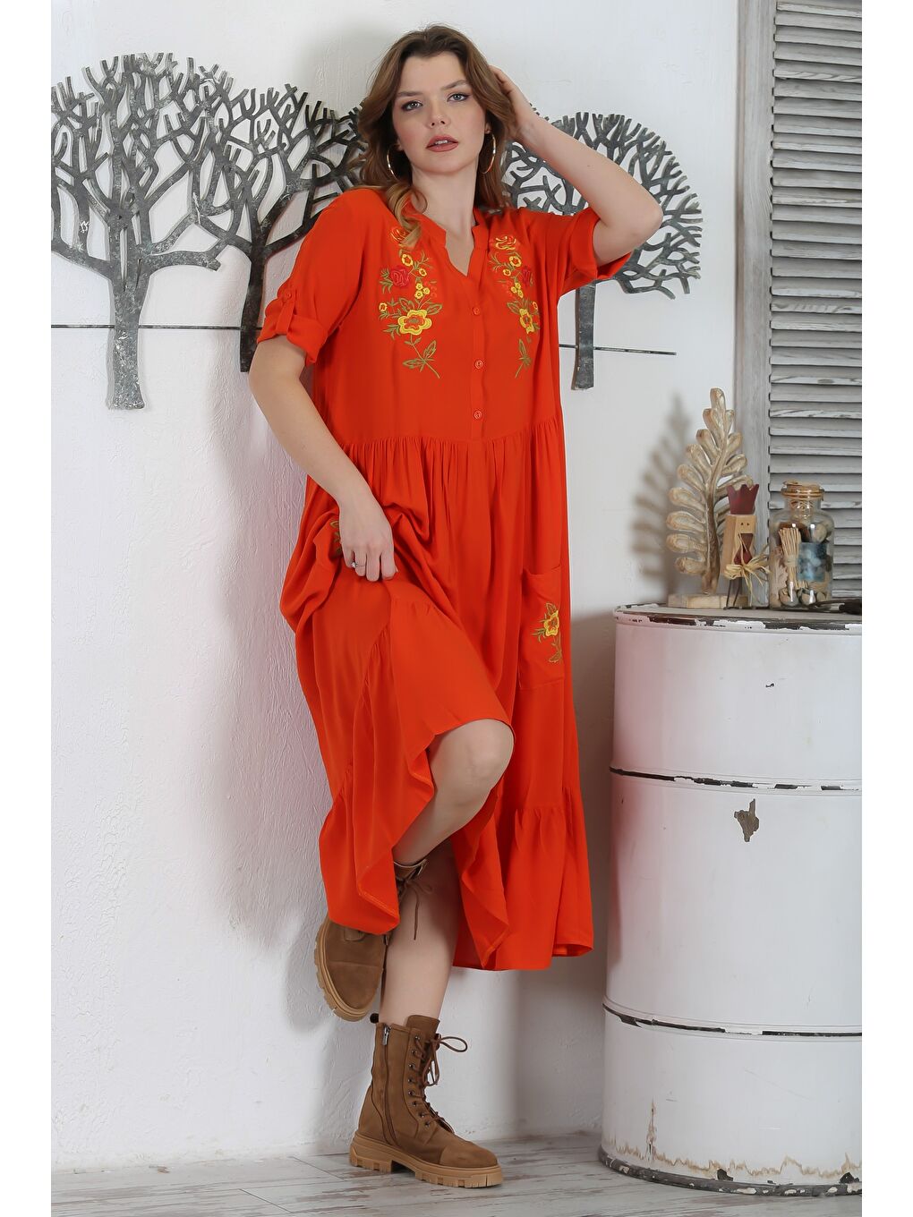 Kırmızı Narçiçeği Hakim Yaka Düğmeli 3/4 Kol Düğmeli Cepli Etek Ucu Fırfırlı Nakışlı Dokuma Elbise 134 54-5