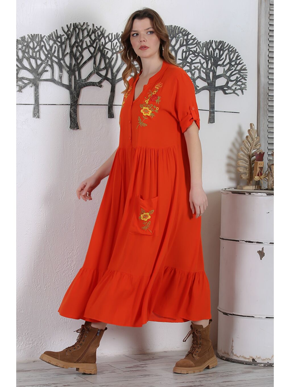 Kırmızı Narçiçeği Hakim Yaka Düğmeli 3/4 Kol Düğmeli Cepli Etek Ucu Fırfırlı Nakışlı Dokuma Elbise 134 54-6