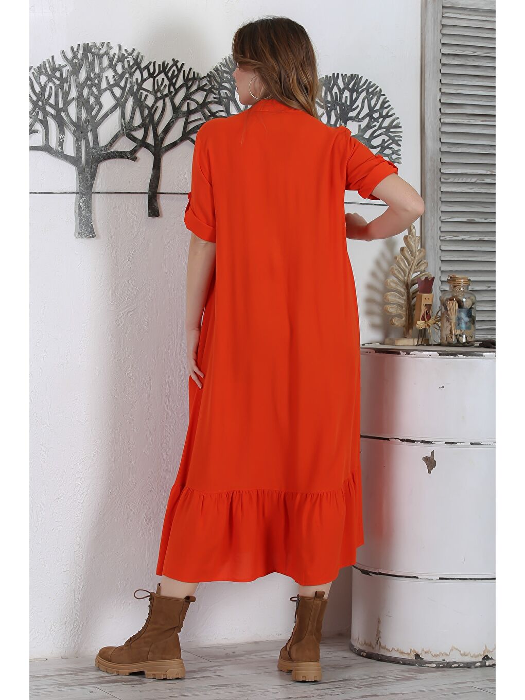 Kırmızı Narçiçeği Hakim Yaka Düğmeli 3/4 Kol Düğmeli Cepli Etek Ucu Fırfırlı Nakışlı Dokuma Elbise 134 54-7