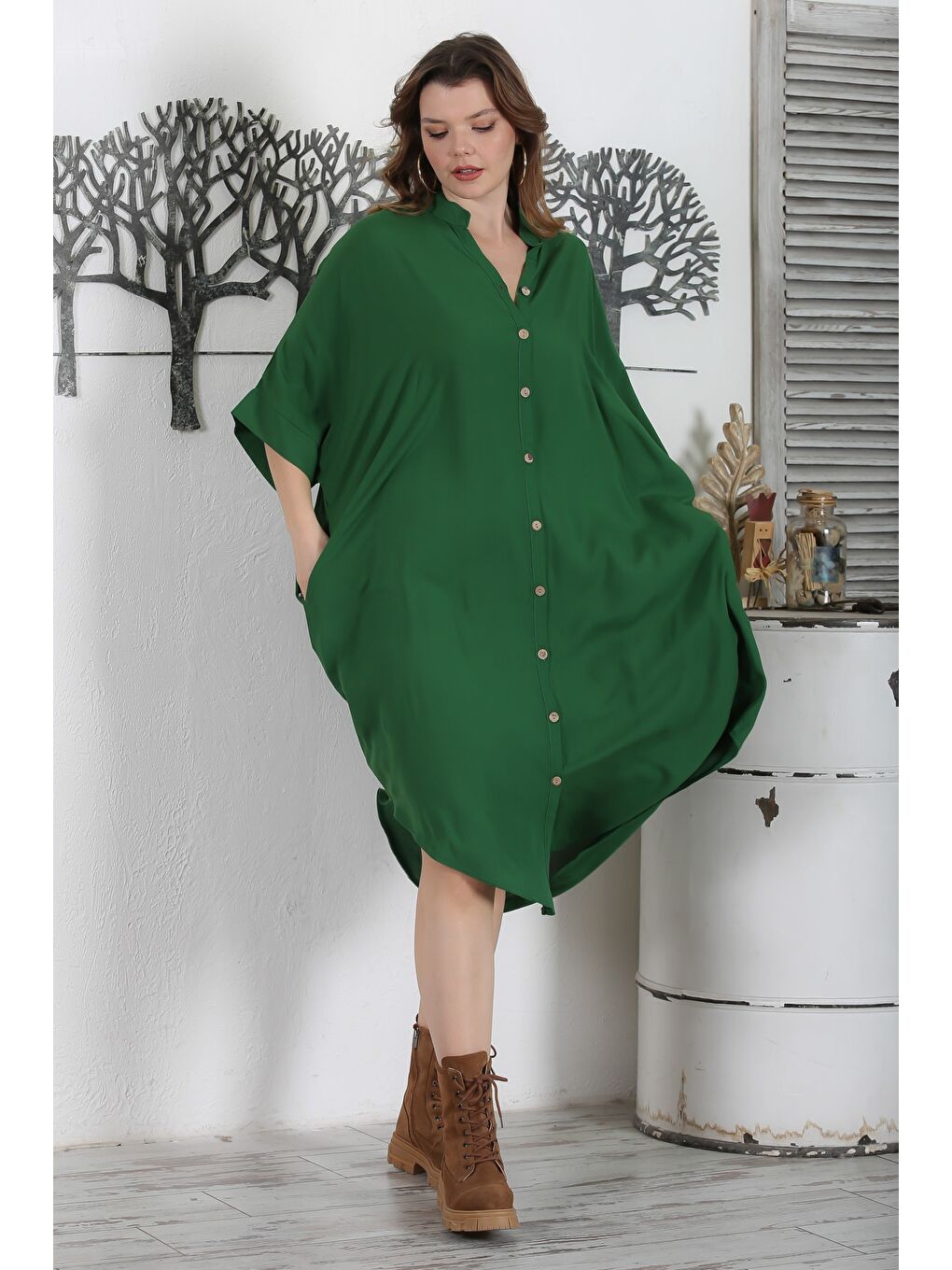 Çam Yeşili Hakim Yaka 3/4 Kol Düğmeli Gizli Cepli Casual Oversize Dokuma Elbise 121 87