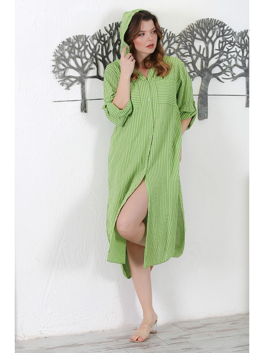 İtalyan Fıstık Yeşili Kapüşonlu Düğmeli Uzun Kollu Çizgili Çift Cepli Yırtmaçlı Dokuma Elbise 130 65-1