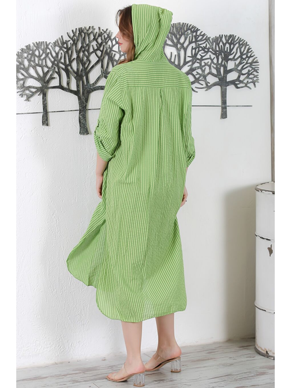 İtalyan Fıstık Yeşili Kapüşonlu Düğmeli Uzun Kollu Çizgili Çift Cepli Yırtmaçlı Dokuma Elbise 130 65-7