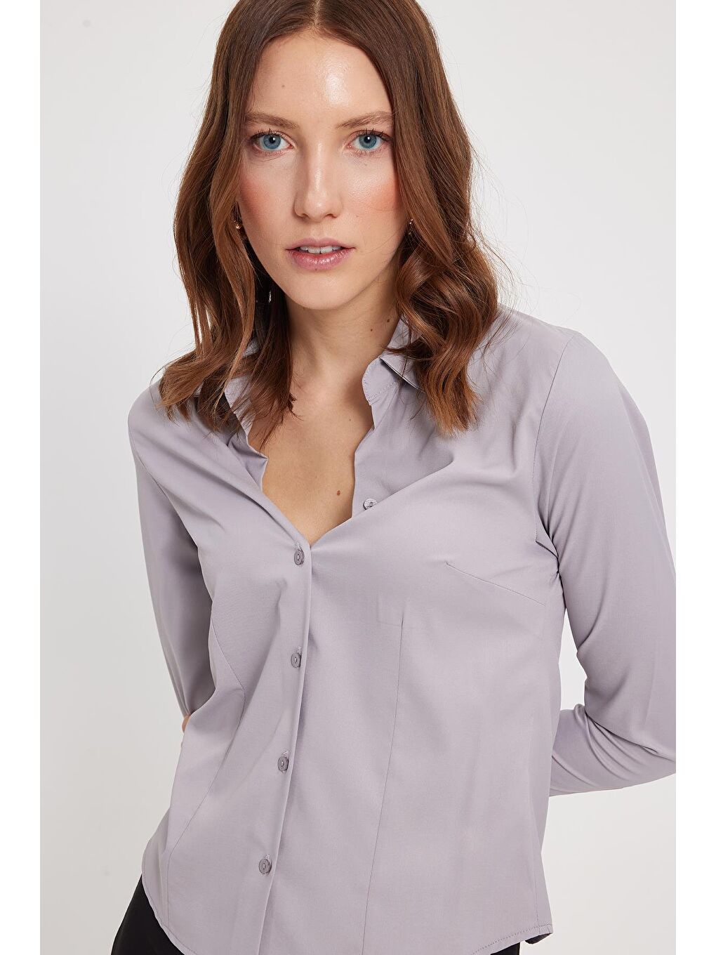 Kadın Slim Fit Dar Kesim Pensli Vucüda Oturan Klasik Yaka Uzun Kollu Elastanlı Gri Gömlek